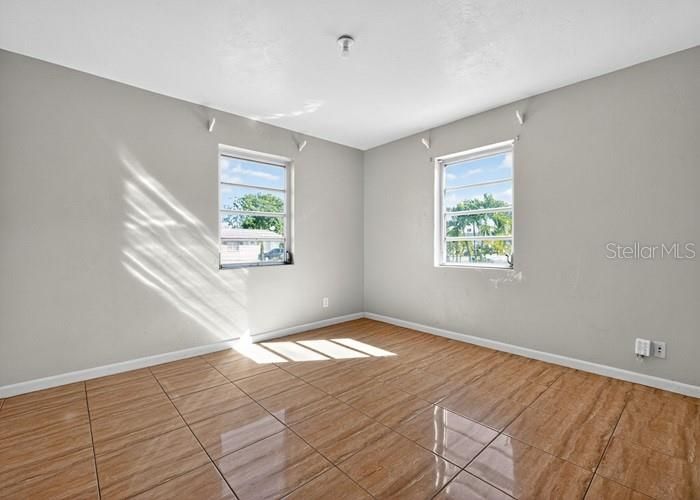 Active With Contract: $291,500 (2 beds, 1 baths, 977 Square Feet)