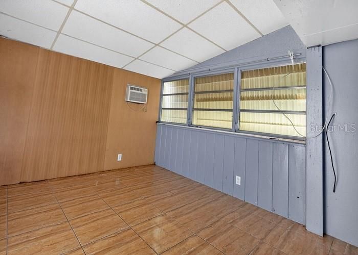 Active With Contract: $291,500 (2 beds, 1 baths, 977 Square Feet)