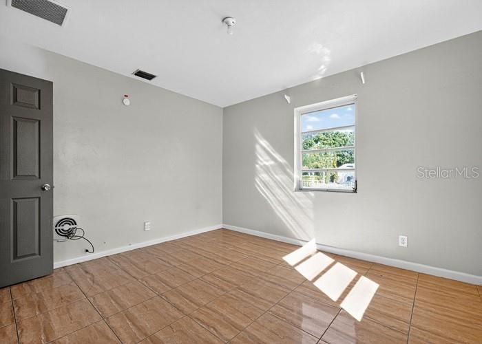 Active With Contract: $291,500 (2 beds, 1 baths, 977 Square Feet)