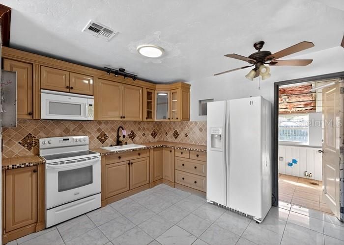 Active With Contract: $291,500 (2 beds, 1 baths, 977 Square Feet)