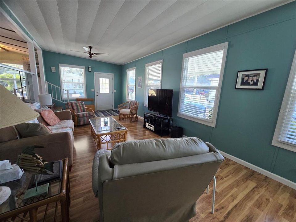 For Sale: $145,000 (2 beds, 1 baths, 1280 Square Feet)