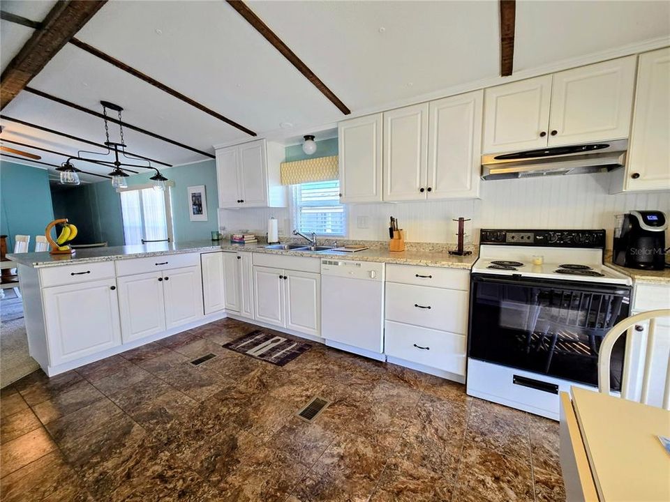 For Sale: $145,000 (2 beds, 1 baths, 1280 Square Feet)