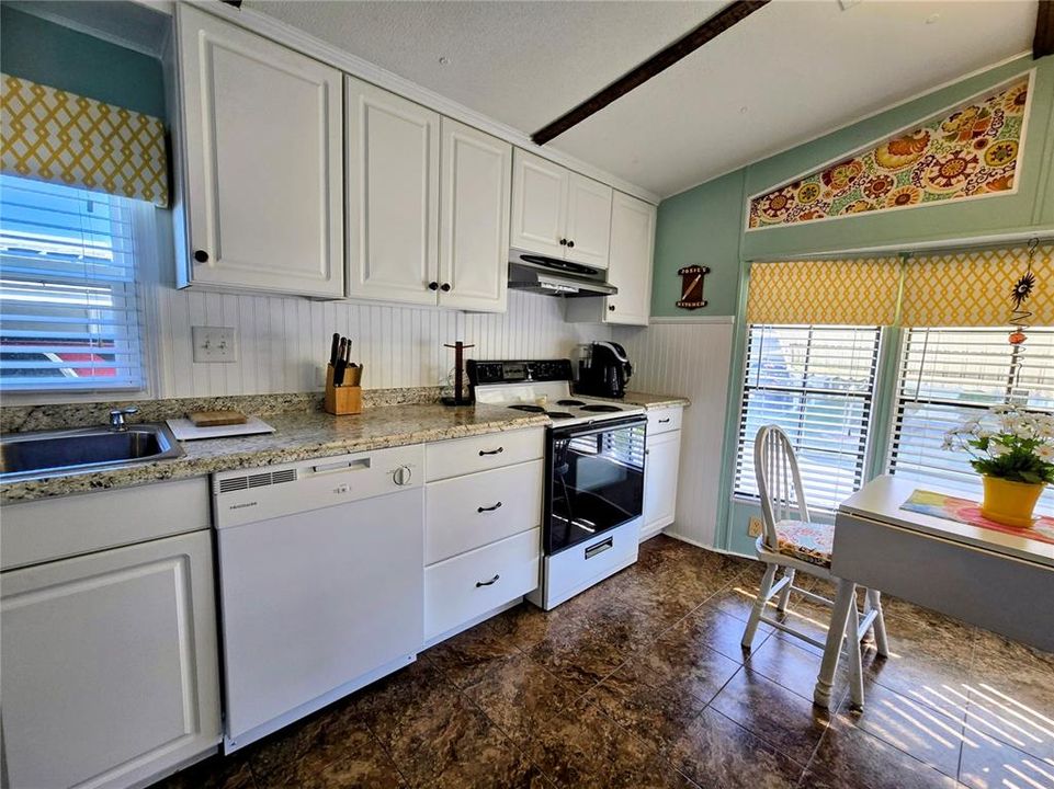 For Sale: $145,000 (2 beds, 1 baths, 1280 Square Feet)