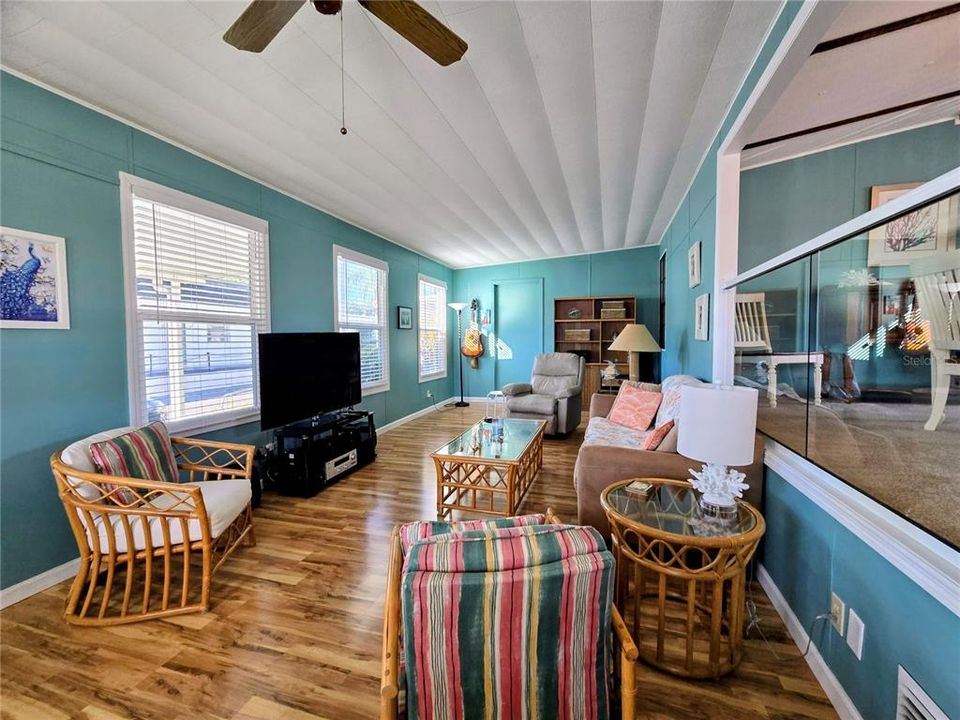 For Sale: $145,000 (2 beds, 1 baths, 1280 Square Feet)