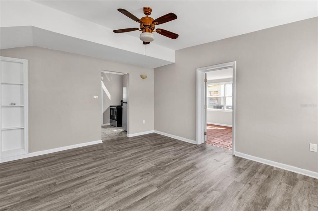 Active With Contract: $149,900 (3 beds, 1 baths, 1135 Square Feet)