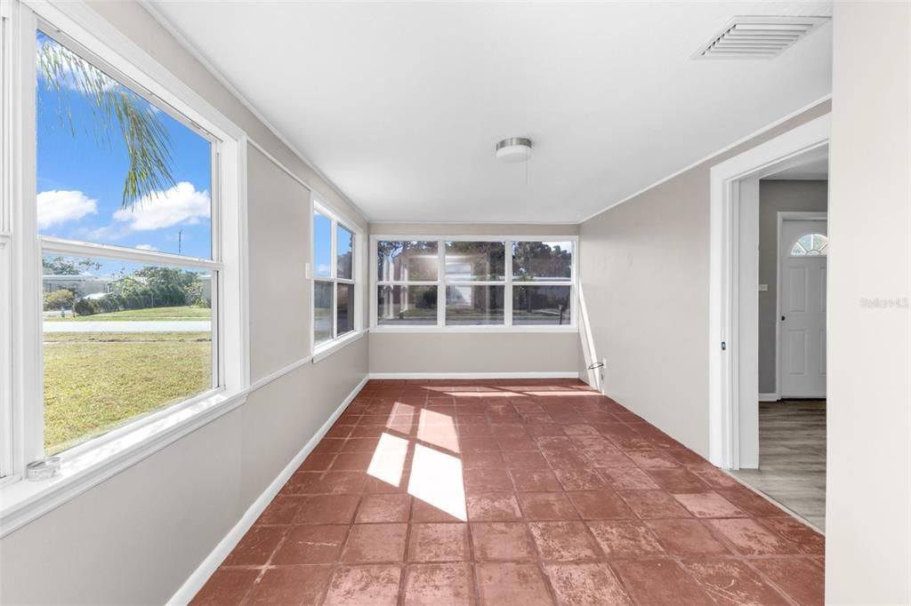 Active With Contract: $149,900 (3 beds, 1 baths, 1135 Square Feet)