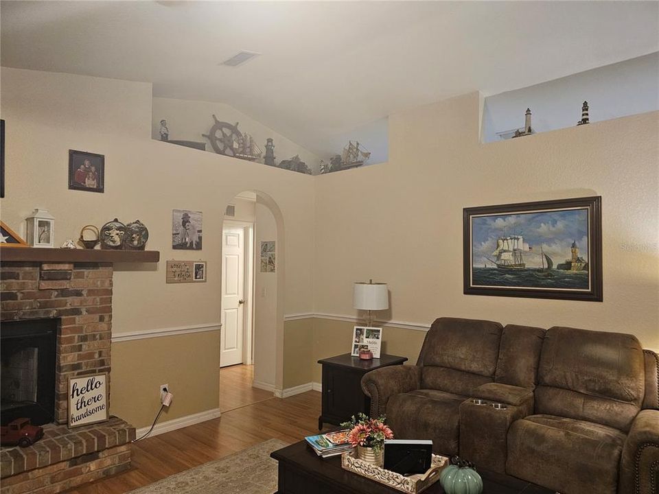 На продажу: $299,999 (3 спален, 2 ванн, 1594 Квадратных фут)