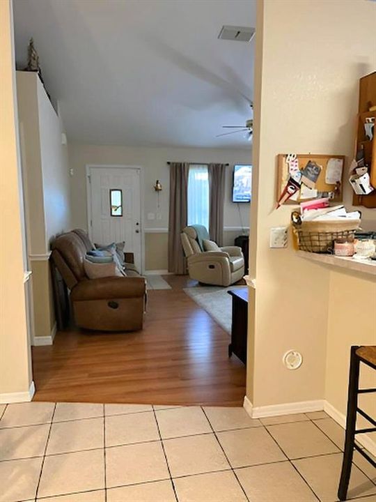 На продажу: $299,999 (3 спален, 2 ванн, 1594 Квадратных фут)