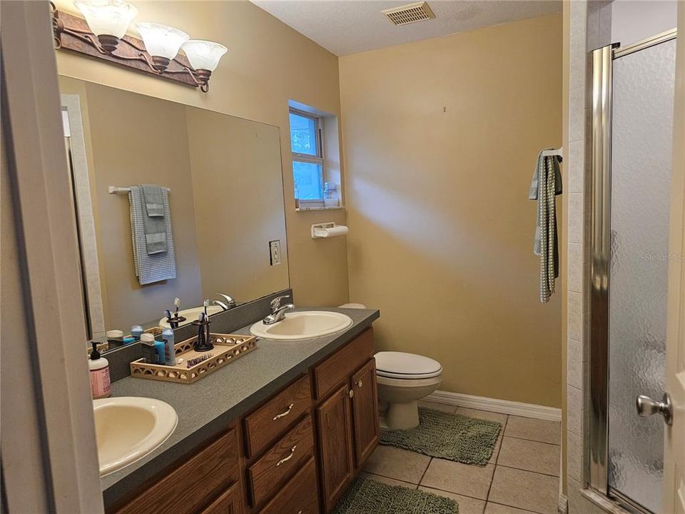 На продажу: $299,999 (3 спален, 2 ванн, 1594 Квадратных фут)