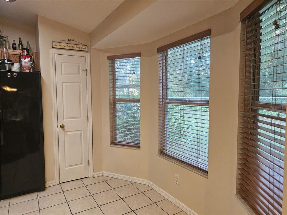 На продажу: $299,999 (3 спален, 2 ванн, 1594 Квадратных фут)