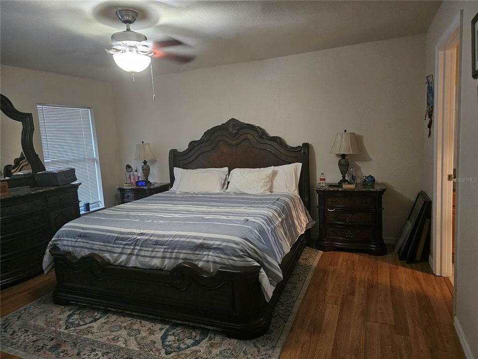 На продажу: $299,999 (3 спален, 2 ванн, 1594 Квадратных фут)