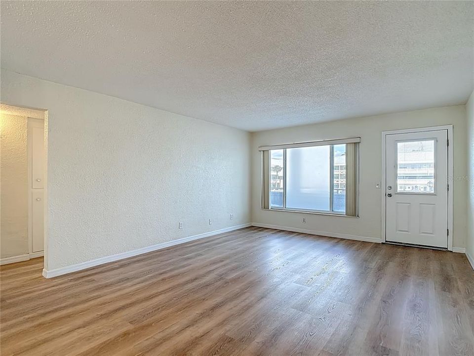 待售: $179,000 (2 贝兹, 2 浴室, 1100 平方英尺)