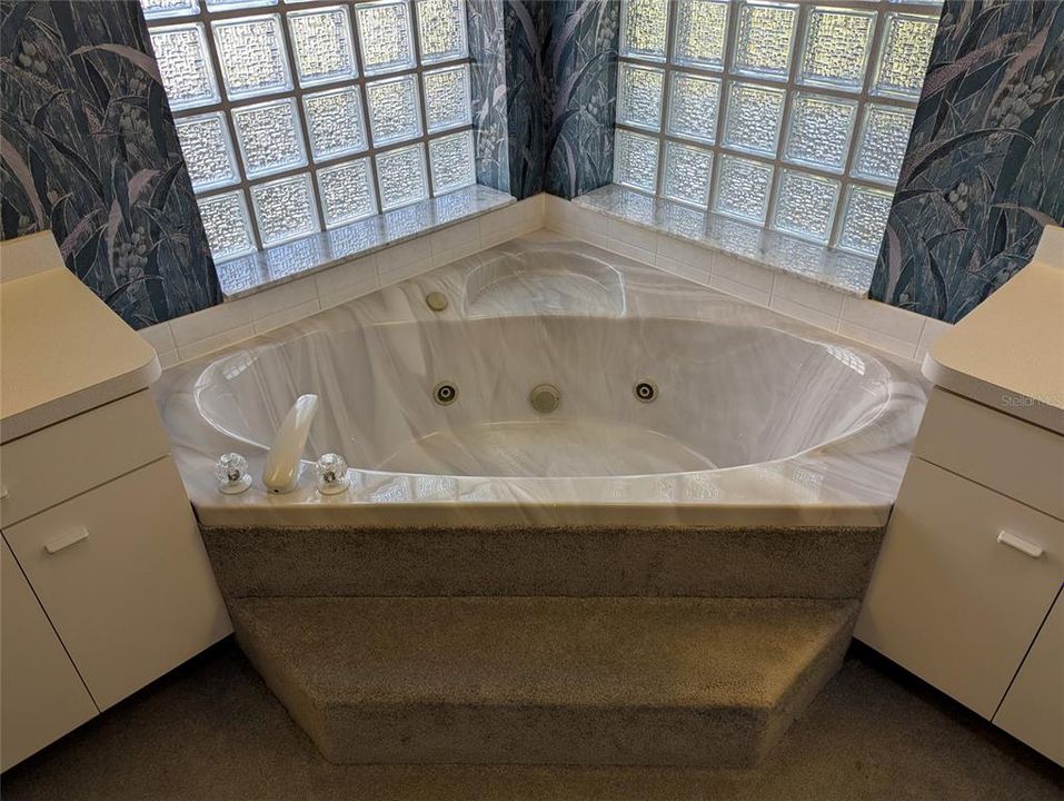 For Sale: $389,000 (3 beds, 2 baths, 2199 Square Feet)