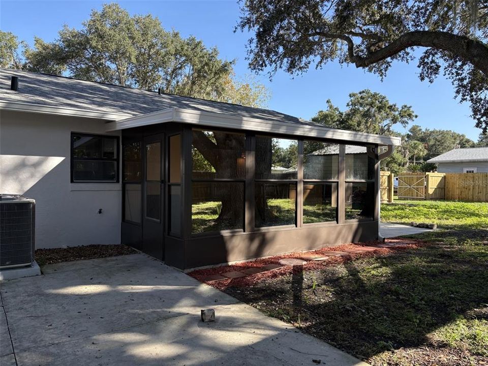 For Sale: $350,000 (3 beds, 2 baths, 1468 Square Feet)