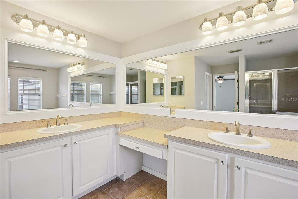 待售: $599,500 (4 贝兹, 3 浴室, 2716 平方英尺)