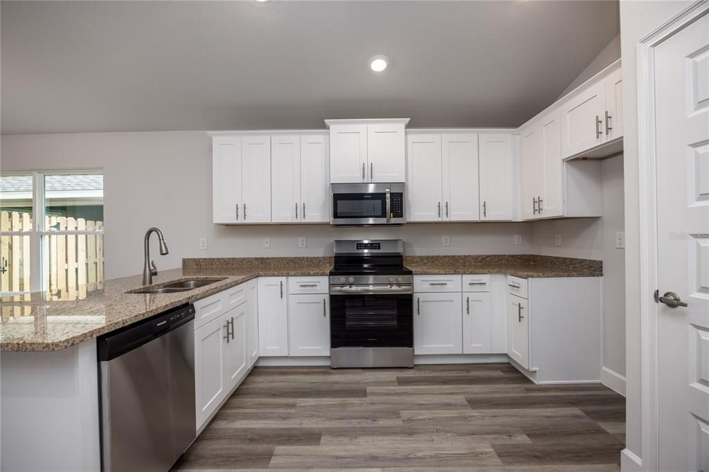 待售: $310,800 (3 贝兹, 2 浴室, 1368 平方英尺)