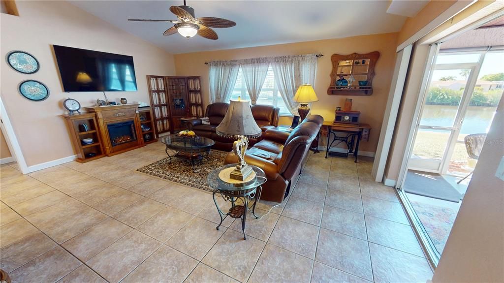 На продажу: $575,000 (3 спален, 2 ванн, 1912 Квадратных фут)