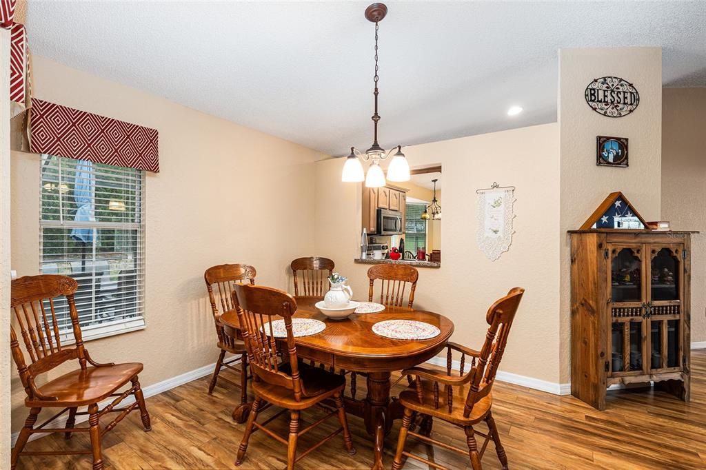 合同活跃: $219,888 (2 贝兹, 2 浴室, 1403 平方英尺)