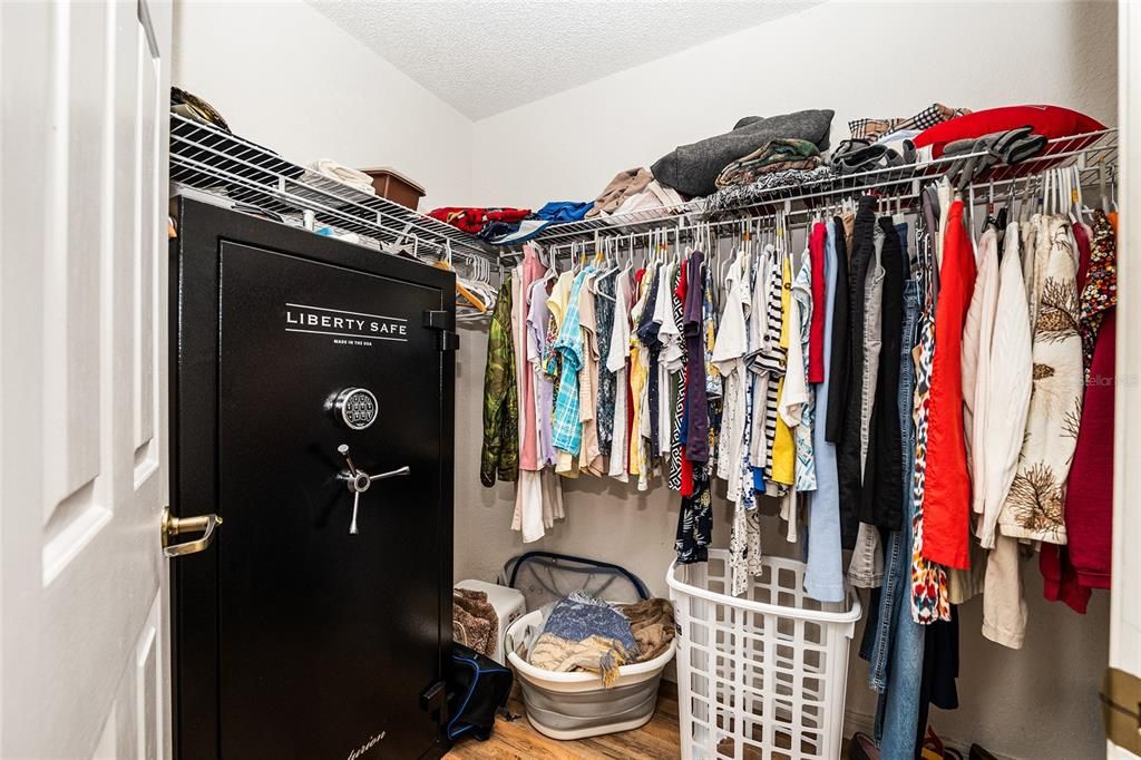 合同活跃: $219,888 (2 贝兹, 2 浴室, 1403 平方英尺)