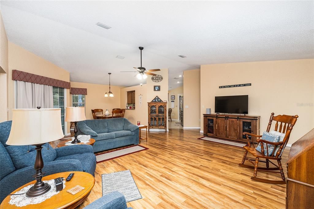 合同活跃: $219,888 (2 贝兹, 2 浴室, 1403 平方英尺)