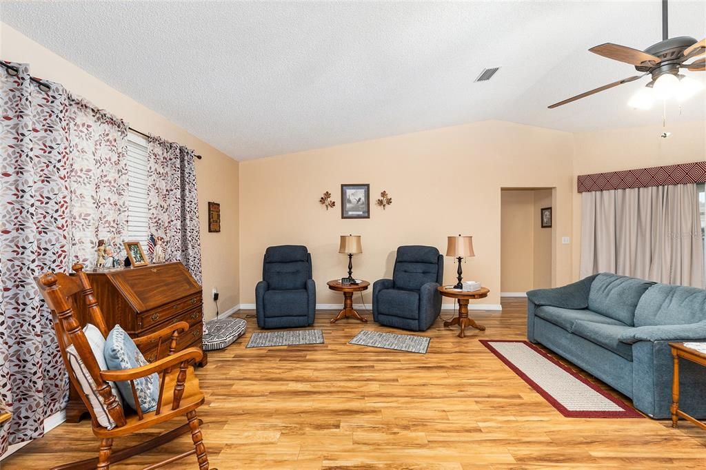 合同活跃: $219,888 (2 贝兹, 2 浴室, 1403 平方英尺)