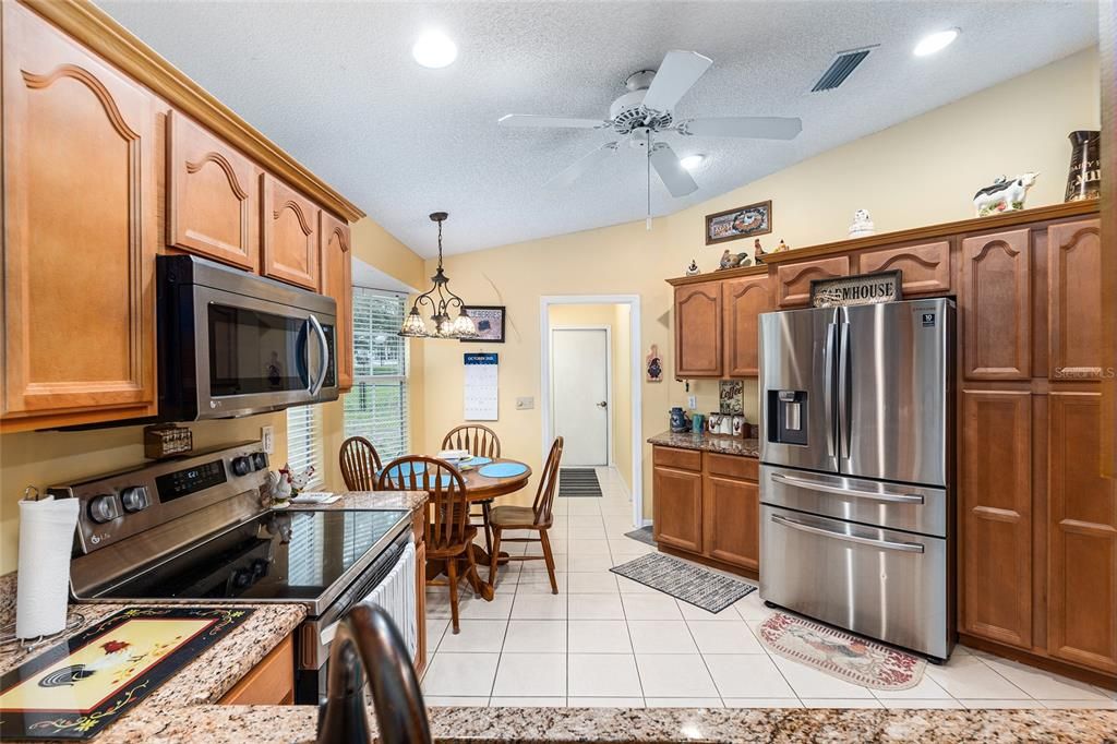 合同活跃: $219,888 (2 贝兹, 2 浴室, 1403 平方英尺)