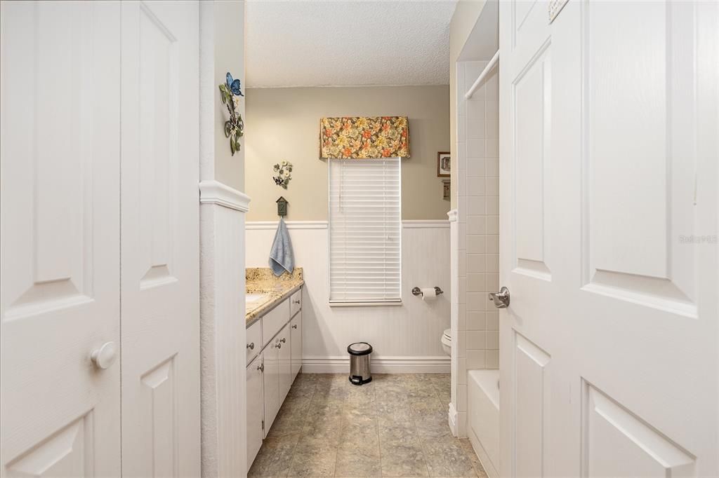 合同活跃: $219,888 (2 贝兹, 2 浴室, 1403 平方英尺)