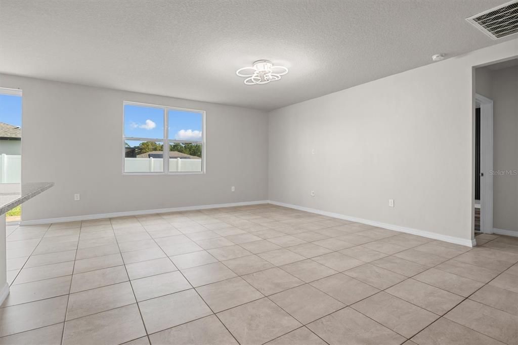 待售: $353,500 (4 贝兹, 3 浴室, 1943 平方英尺)