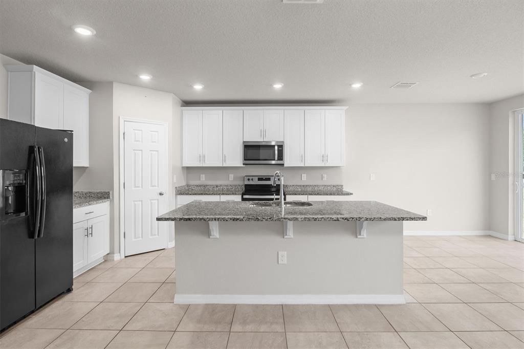 待售: $353,500 (4 贝兹, 3 浴室, 1943 平方英尺)