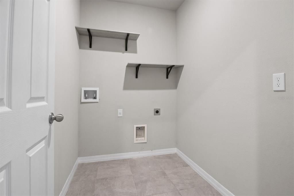 待售: $353,500 (4 贝兹, 3 浴室, 1943 平方英尺)