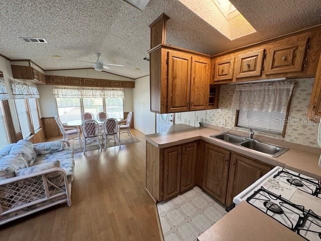 На продажу: $147,000 (2 спален, 1 ванн, 828 Квадратных фут)