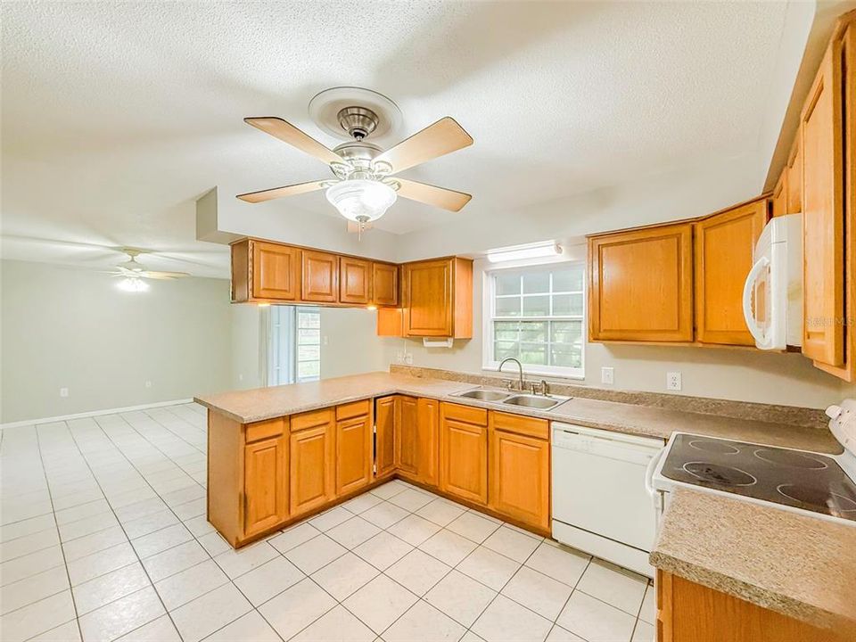 For Sale: $324,900 (4 beds, 2 baths, 1676 Square Feet)