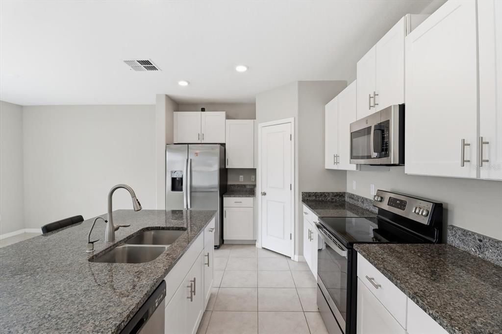 На продажу: $320,900 (4 спален, 2 ванн, 1881 Квадратных фут)