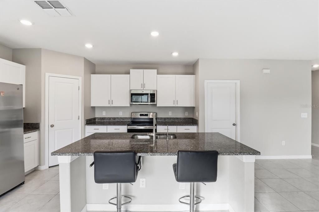 На продажу: $320,900 (4 спален, 2 ванн, 1881 Квадратных фут)