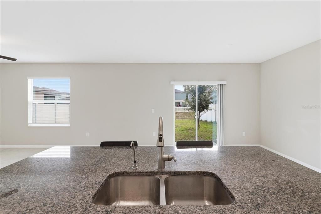 На продажу: $320,900 (4 спален, 2 ванн, 1881 Квадратных фут)