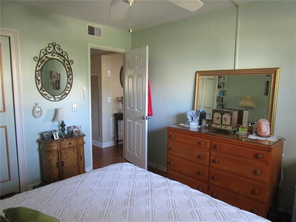 For Sale: $143,000 (2 beds, 2 baths, 870 Square Feet)