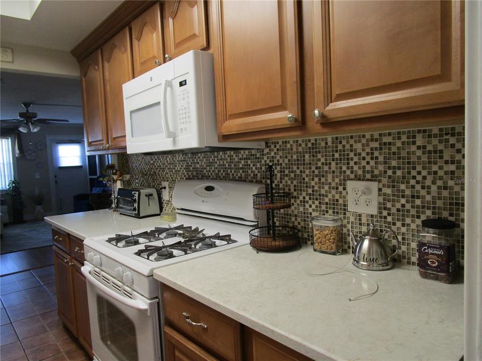 For Sale: $143,000 (2 beds, 2 baths, 870 Square Feet)