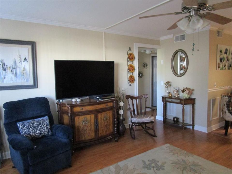 For Sale: $143,000 (2 beds, 2 baths, 870 Square Feet)