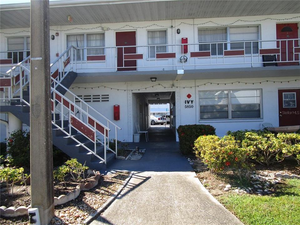 For Sale: $143,000 (2 beds, 2 baths, 870 Square Feet)