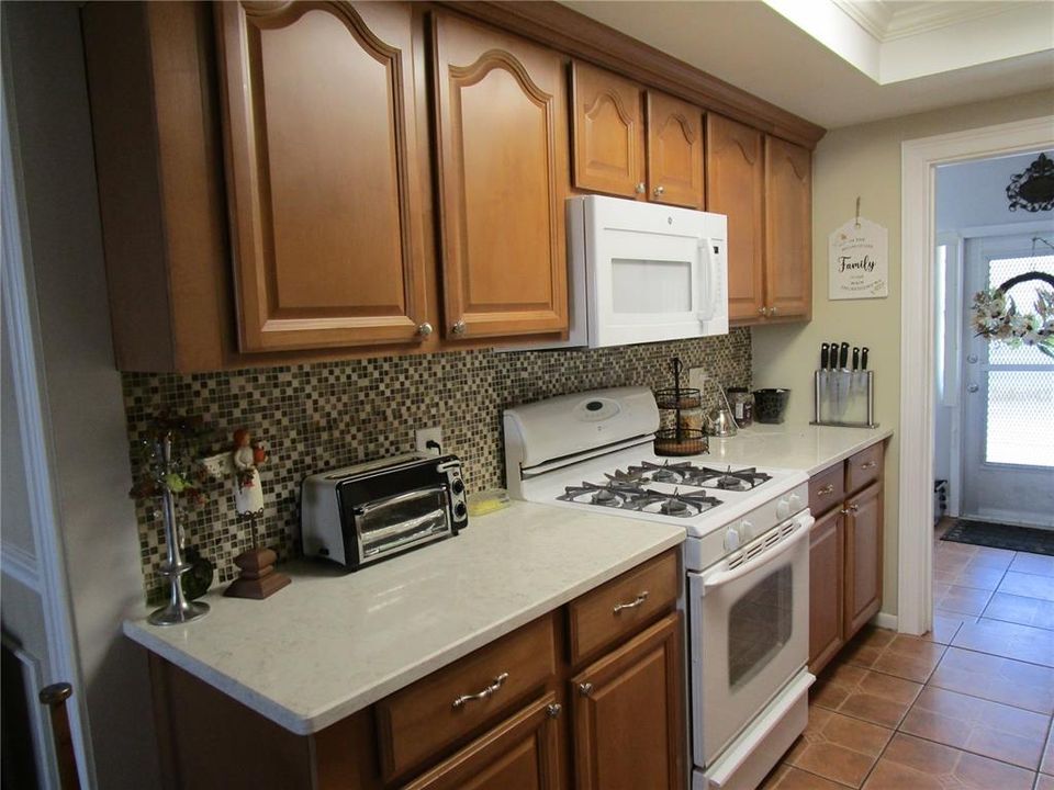 For Sale: $143,000 (2 beds, 2 baths, 870 Square Feet)