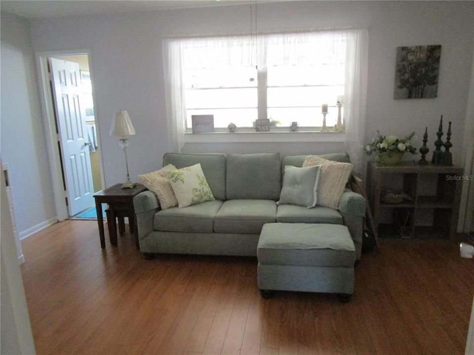 For Sale: $143,000 (2 beds, 2 baths, 870 Square Feet)