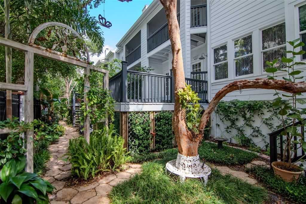 Activo con contrato: $715,000 (3 camas, 3 baños, 2354 Pies cuadrados)