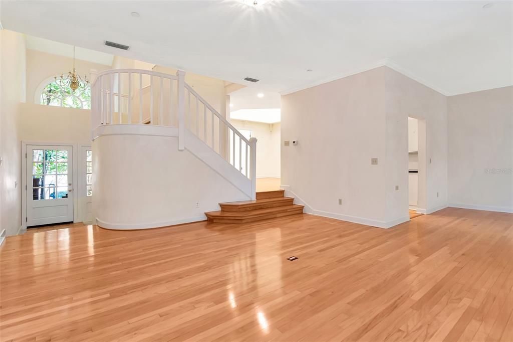 Activo con contrato: $715,000 (3 camas, 3 baños, 2354 Pies cuadrados)