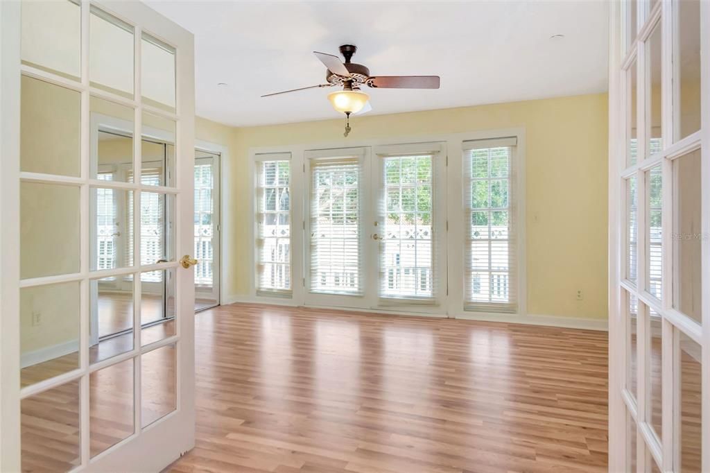 Activo con contrato: $715,000 (3 camas, 3 baños, 2354 Pies cuadrados)