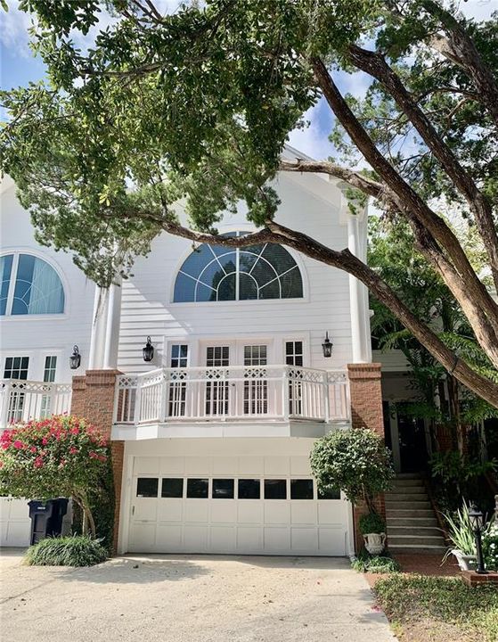 Activo con contrato: $715,000 (3 camas, 3 baños, 2354 Pies cuadrados)