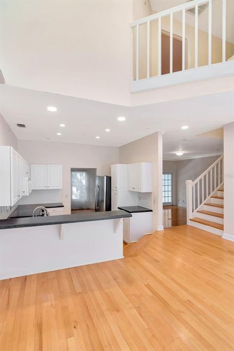 Activo con contrato: $715,000 (3 camas, 3 baños, 2354 Pies cuadrados)