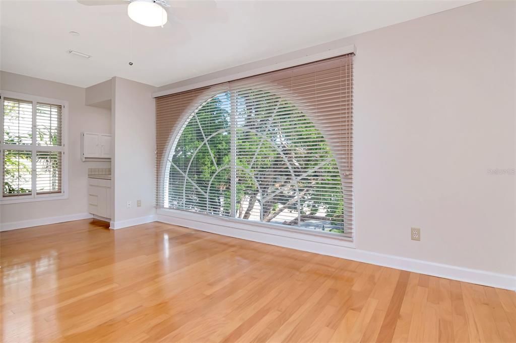 Activo con contrato: $715,000 (3 camas, 3 baños, 2354 Pies cuadrados)