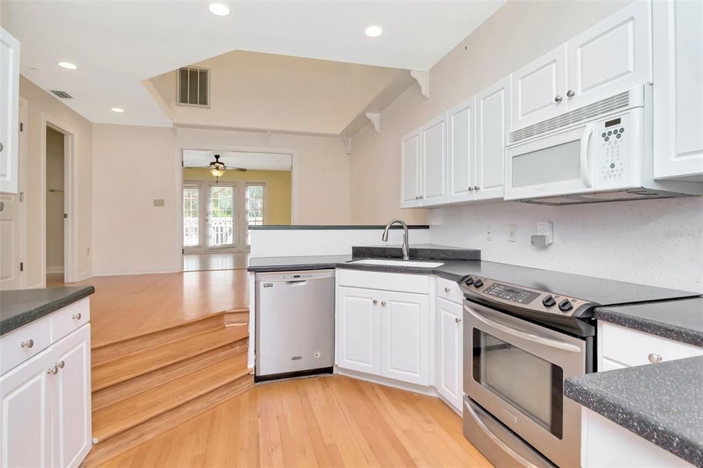 Activo con contrato: $715,000 (3 camas, 3 baños, 2354 Pies cuadrados)