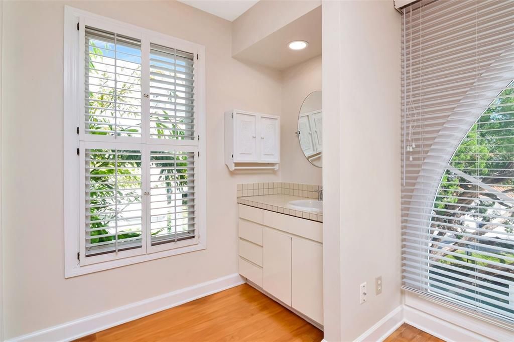 Activo con contrato: $715,000 (3 camas, 3 baños, 2354 Pies cuadrados)