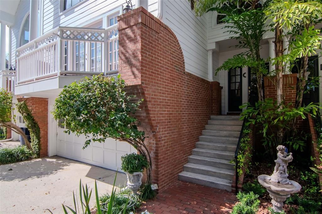 Activo con contrato: $715,000 (3 camas, 3 baños, 2354 Pies cuadrados)